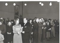 Carl Kylberg Vernissage, 17 april, 1944 &ndash; L&auml;ngst fram ser vi Erna Camp och Carl Kylberg i en gemensam konversation.